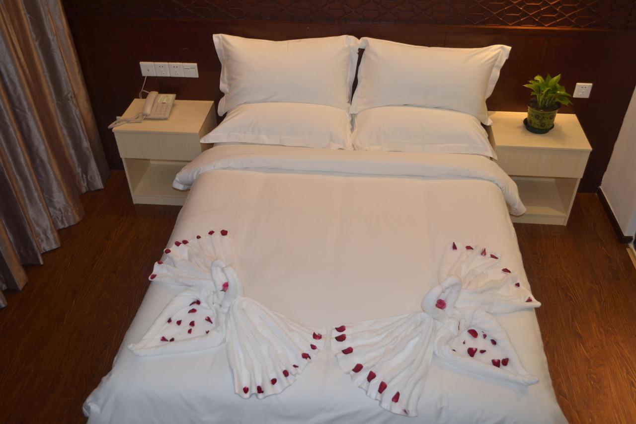 Royal Holiday Hotel Yangon Extérieur photo