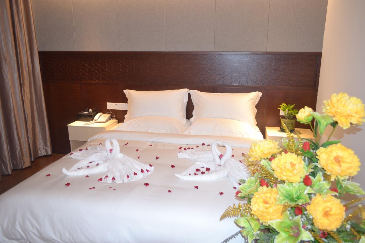 Royal Holiday Hotel Yangon Extérieur photo