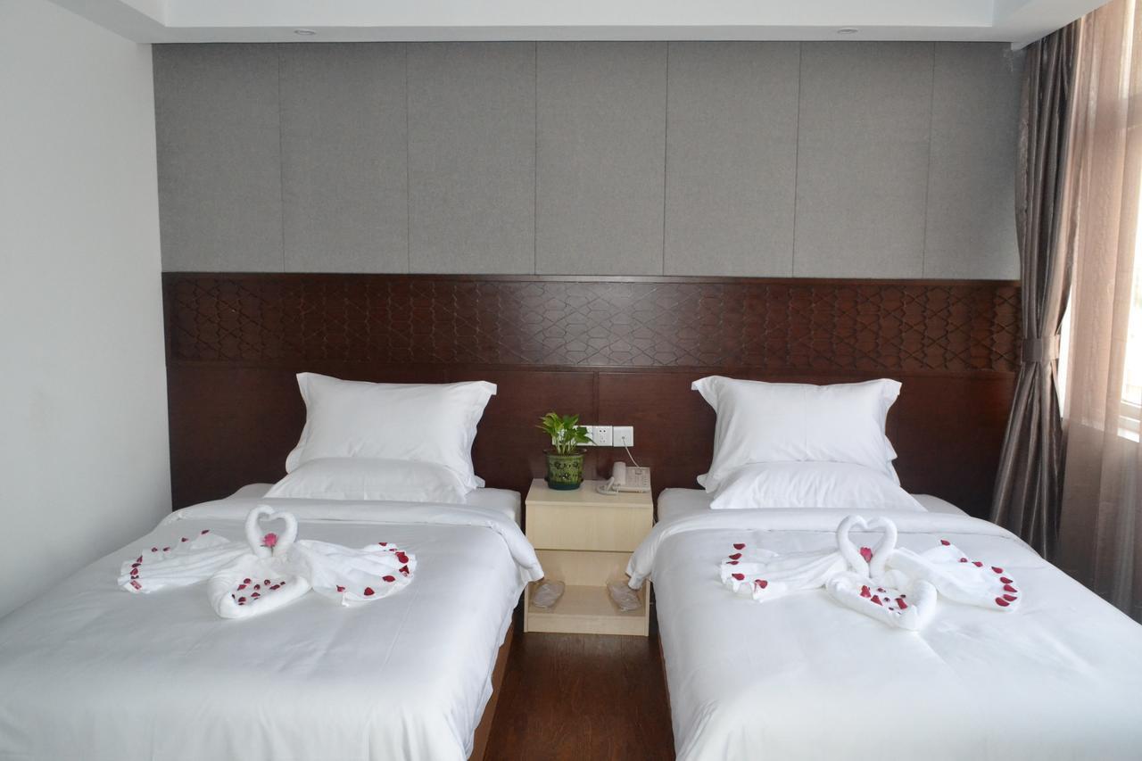Royal Holiday Hotel Yangon Extérieur photo