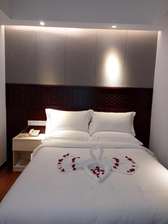 Royal Holiday Hotel Yangon Extérieur photo