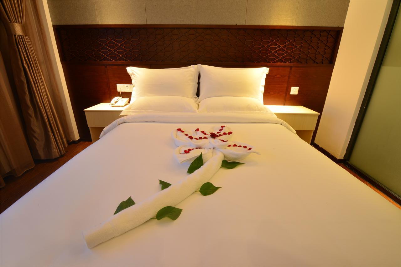 Royal Holiday Hotel Yangon Extérieur photo