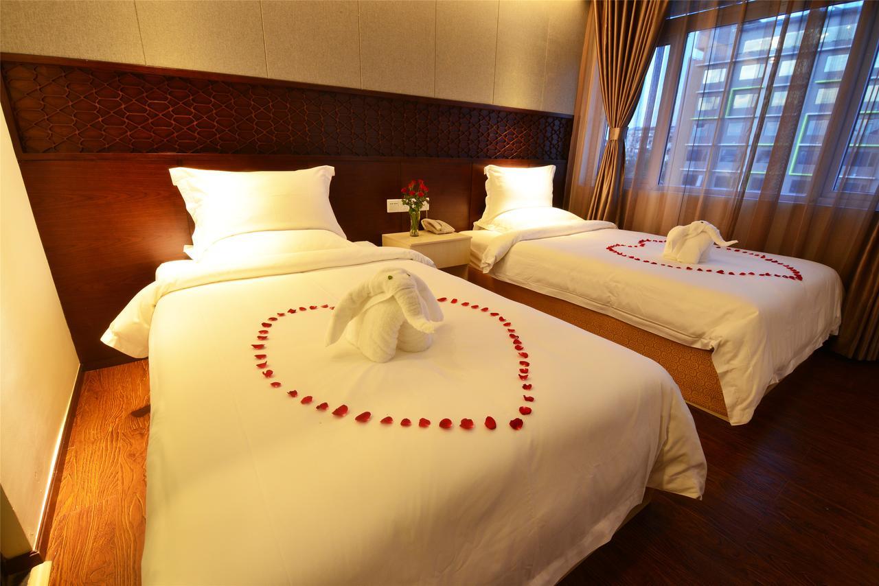 Royal Holiday Hotel Yangon Extérieur photo