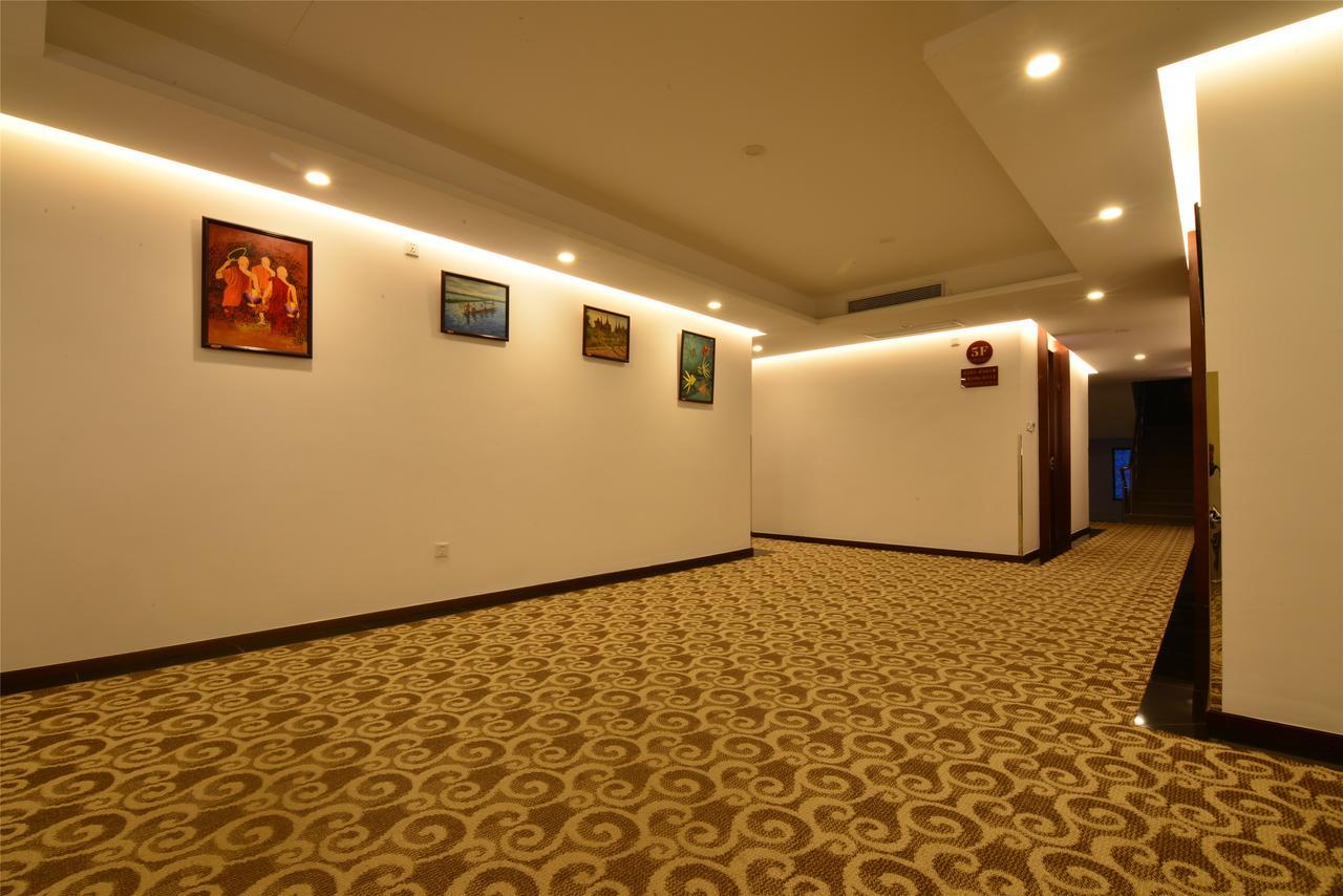 Royal Holiday Hotel Yangon Extérieur photo
