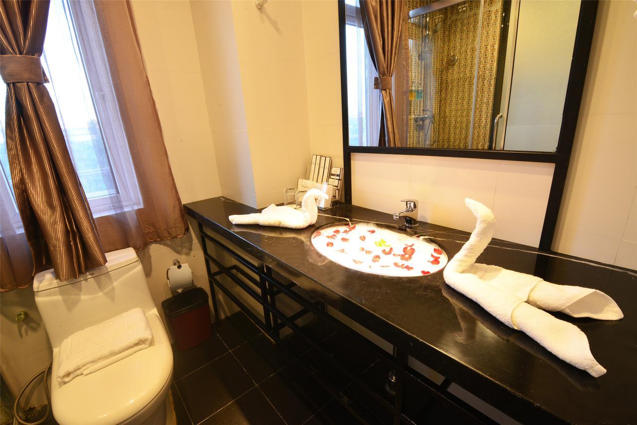 Royal Holiday Hotel Yangon Extérieur photo